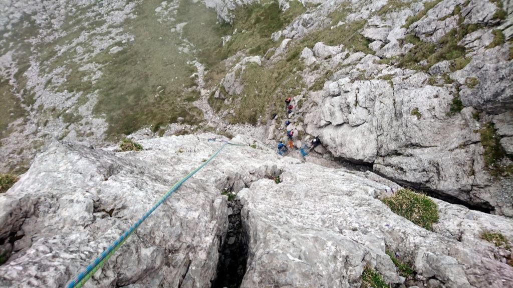 il primo tiro visto dalla sosta: nel frattempo altre cordate hanno raggiunto l'attacco