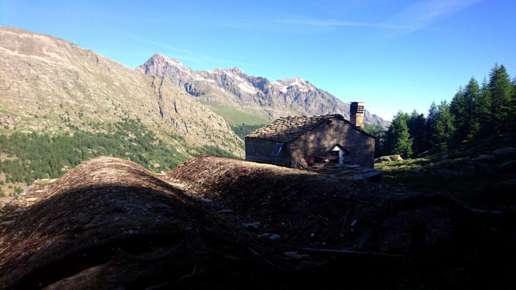 Ultimo sguardo all&#039;alpeggio mentre ci allontaniamo verso monte