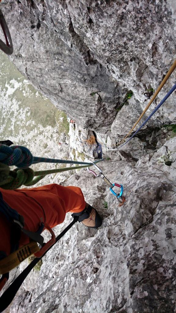 il camino dell'ultimo tiro e la sottostante sosta