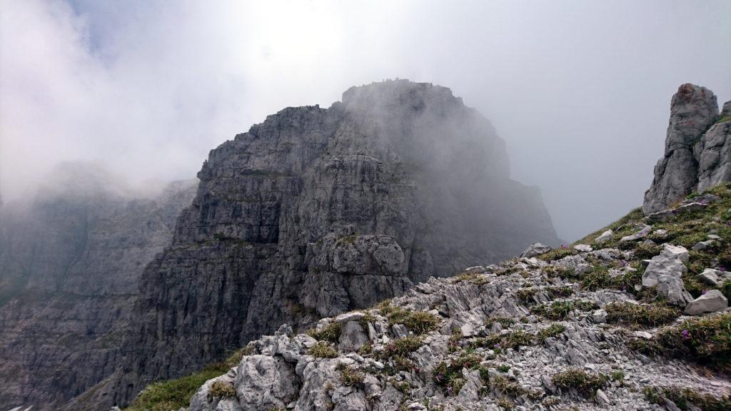 per un attimo riusciamo a scorgere la cima dello Zucco Pesciola che ci attende