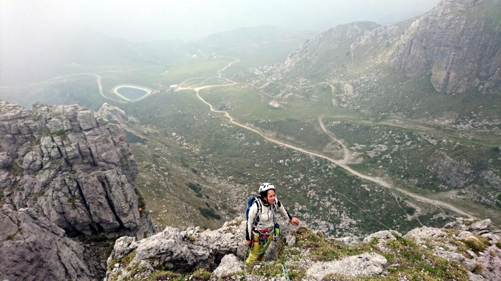 il paesaggio a valle si apre leggermente: sullo sfondo il laghetto artificiale vicino al rifugio Lecco