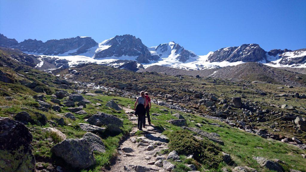 Siamo ormai in vista dei Giganti. Di fronte a noi il Gran Paradiso con la sua bella parete nord