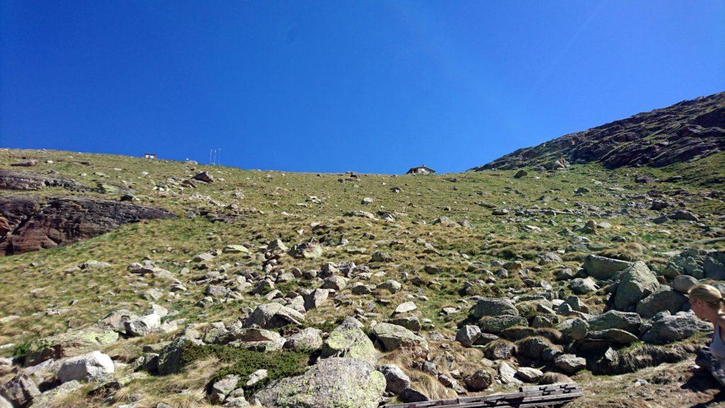 Poco sopra di noi il rifugio Chabod. A noi non serve raggiungerlo in quanto da qui parte la deviazione del sentiero che porta verso il Vittorio Emanuele