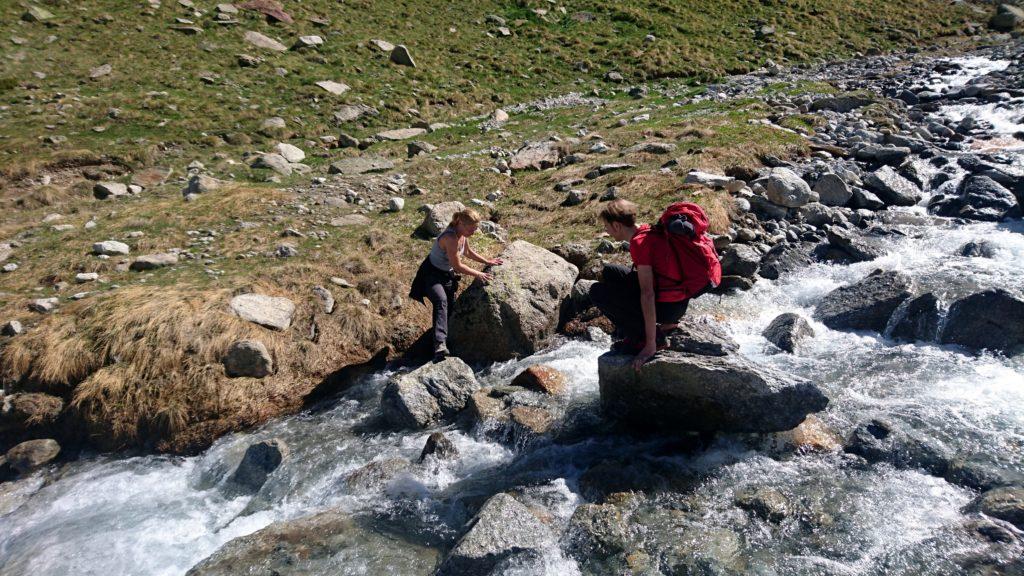 Eccoci al guado del torrente che non sarà facilissimo perché il fiume è bello carico e non hanno ancora rimontato il ponte di legno