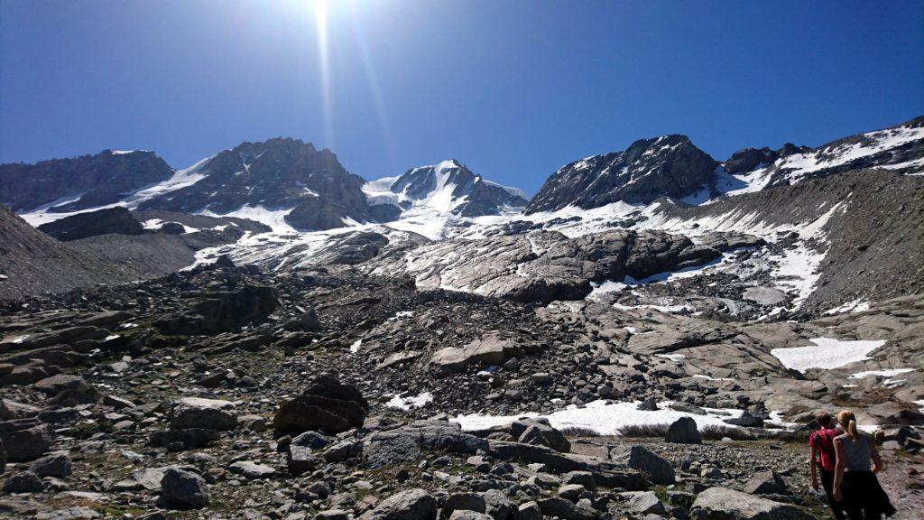 La traccia passa proprio in mezzo alla gola che un tempo ospitava il ghiacciaio, ora parecchio ritirato