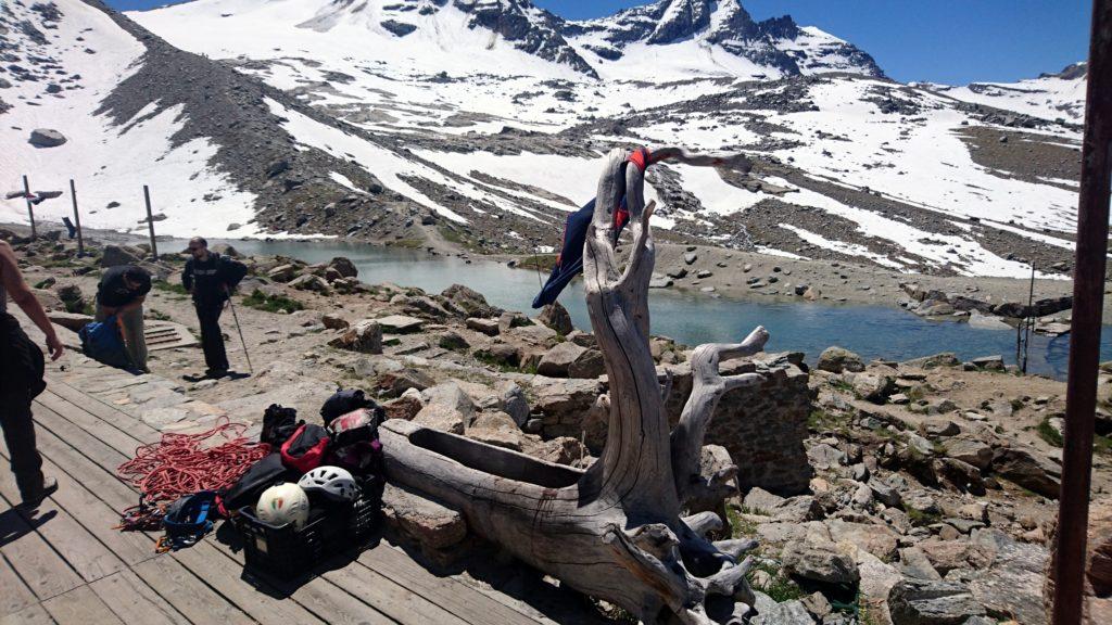 La fontanella e il laghetto adiacente al rifugio Vittorio Emanuele