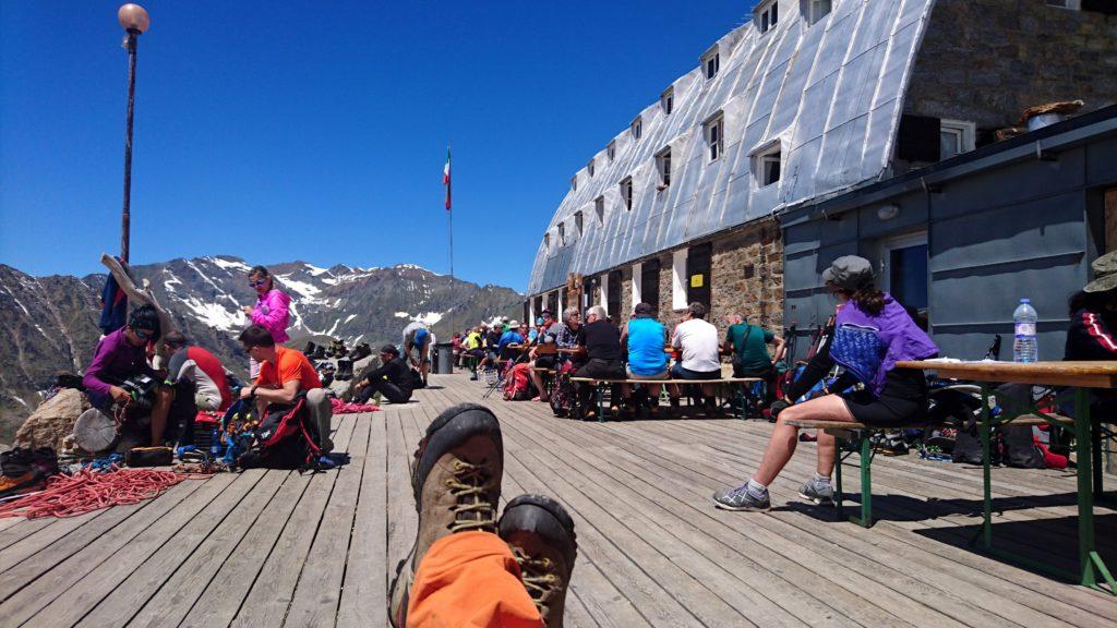 Il rifugio affollato di tutte le cordate di ritorno dal Gran Paradiso e da quelle che preparano la roba per il giorno successivo