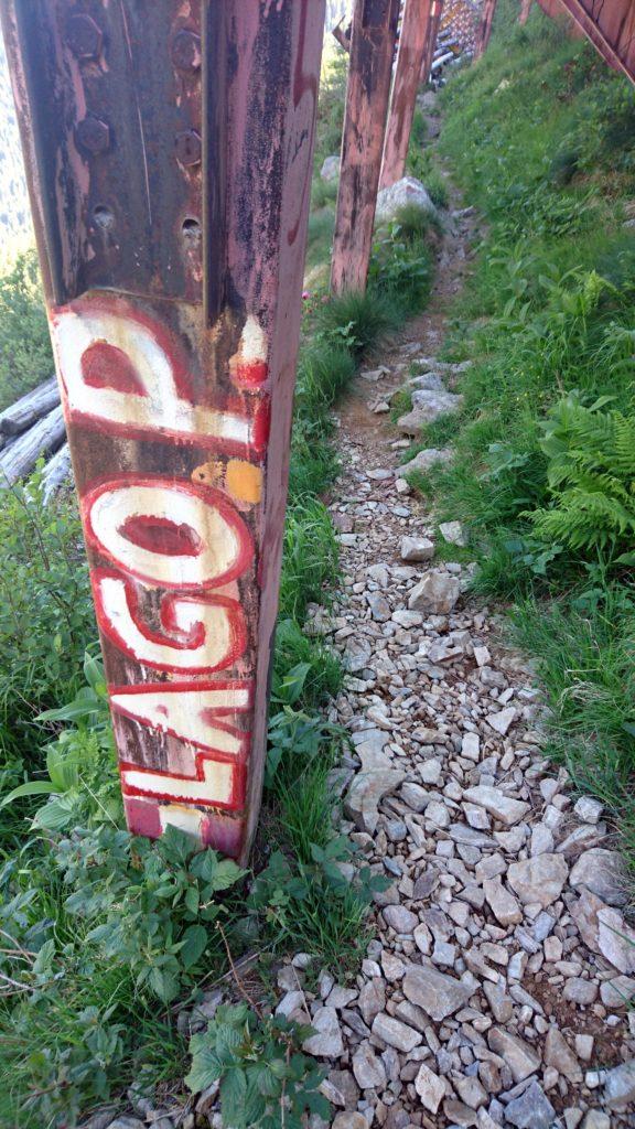 l&#039;indicazione &quot;lago Pescegallo&quot; scritta sul sostegno del paravalanghe