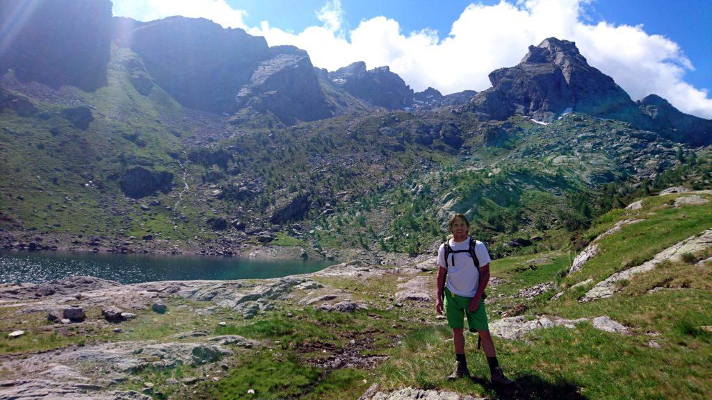 Gabri in posa nella piana dell'invaso artificiale e sullo sfondo, a destra, la nostra meta