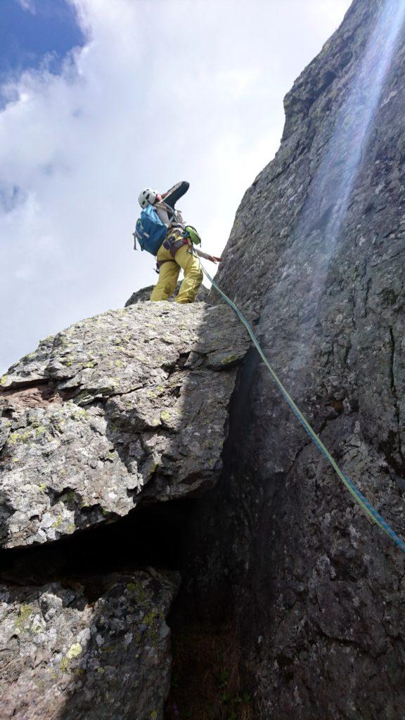 il settimo tiro parte rimontando questo grande sasso, per poi salire verticale (III grado)