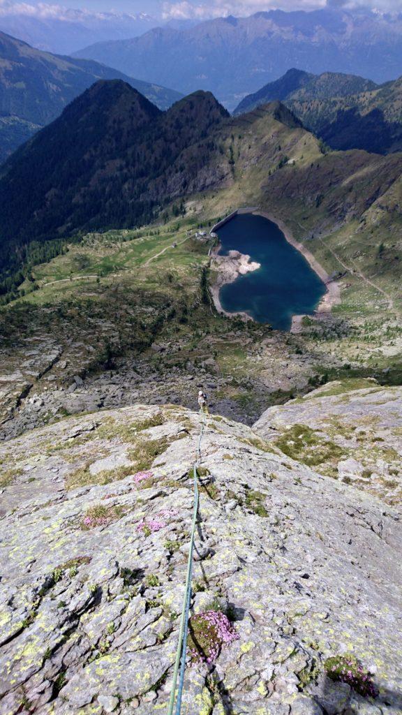 il profilo della montagna via via si addolcisce