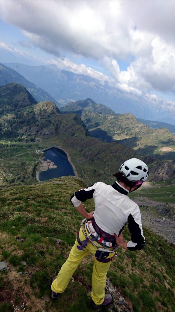 lasciata la madonnina a sorvegliare corde e zaini, saliamo per roccette fino alla cima Pescegallo