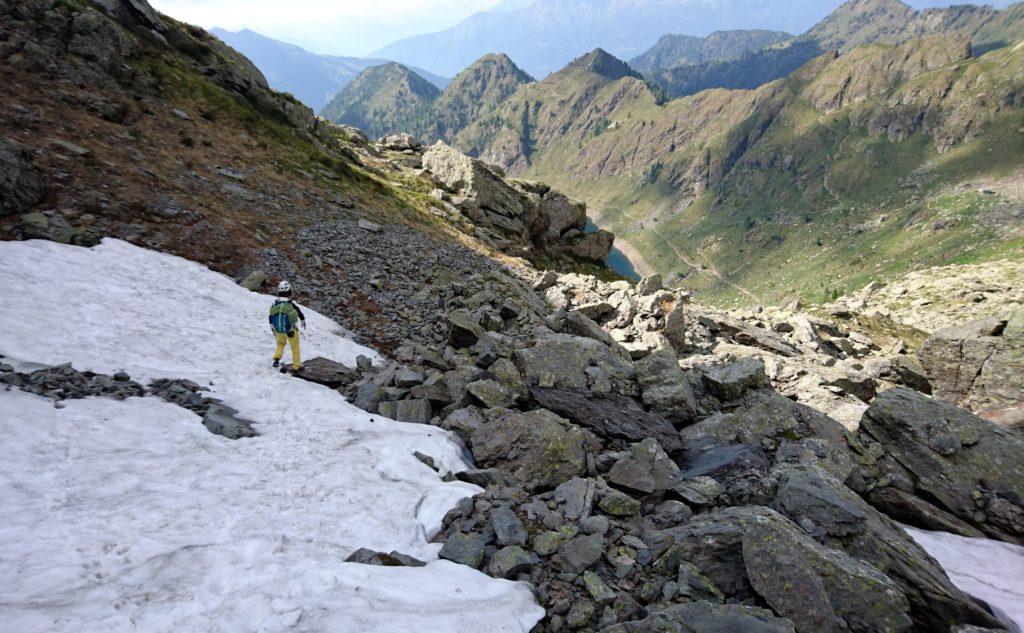 alla base della parete qualche accumulo di neve molle con tracce di stambecco