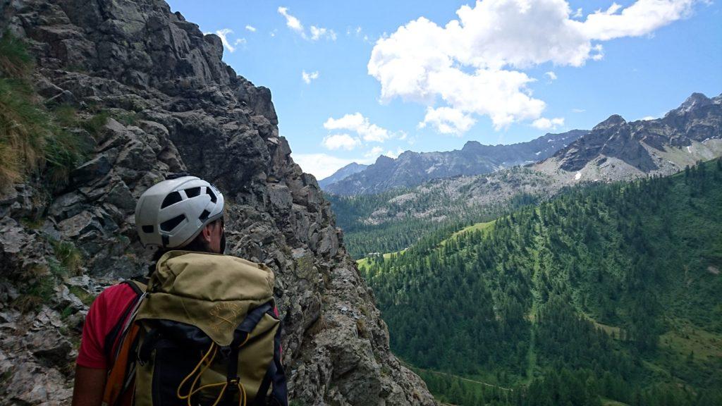 Dopo una ventina di minuti di ripida salita tra erba e sfasciumi raggiungiamo l'attacco della via