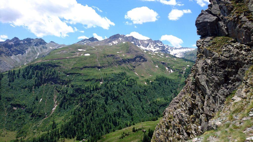 Vista verso l'arrivo degli impianti di Champorcher sul versante opposto della valle. Quanti bei fuoripista ci sono laggiù!!!