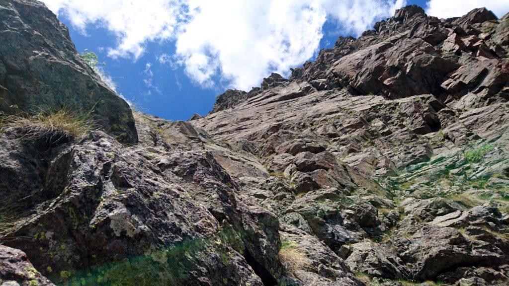 Sopra di noi il sesto e il settimo tiro. Quest'ultimo (la placca in alto) sarà il più bello della via per la qualità della roccia e dell'arrampicata