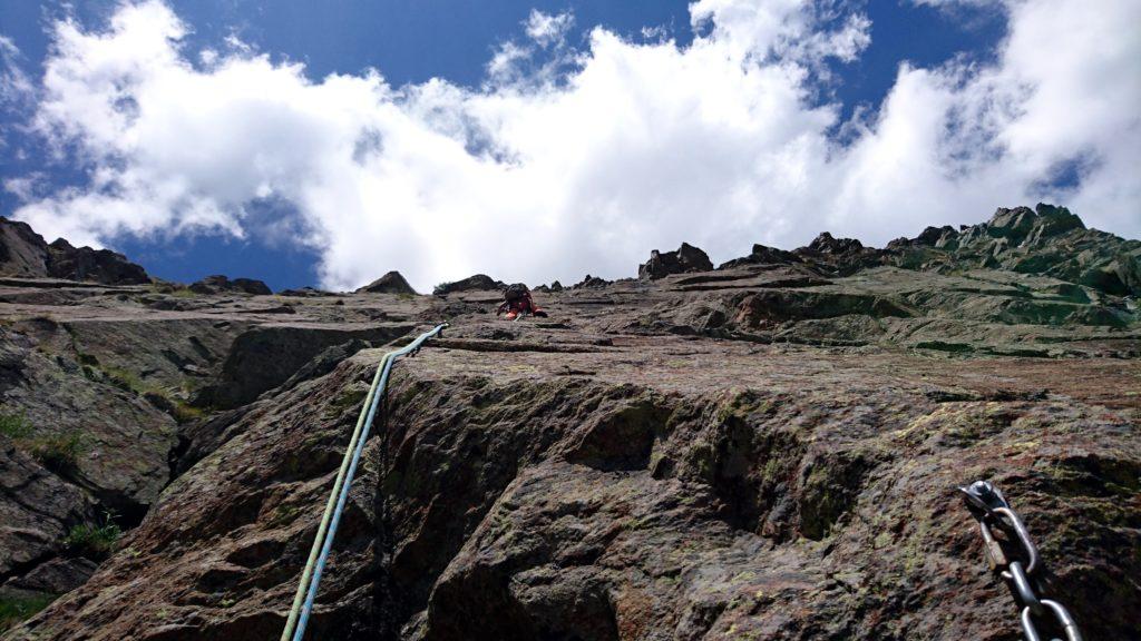 Gab sul bellissimo settimo tiro. Placca divertente e varia su roccia ottima. Chiodatura QUASI sportiva. O meglio....da montagna ma adeguata al tiro, che così viene via bene e senza patemi