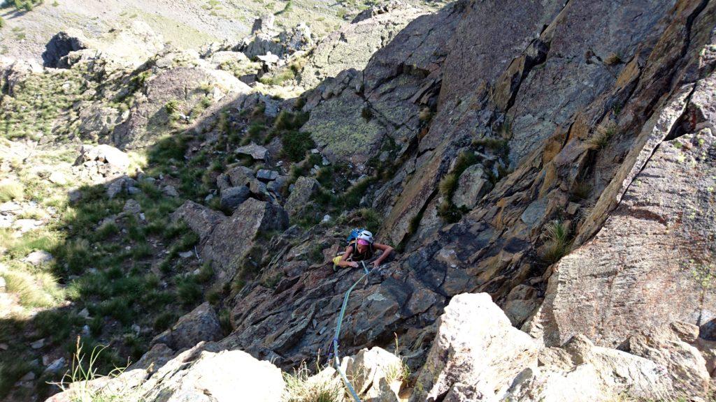 Siamo ormai all'uscita. Erica alle prese con le due rimonte leggermente strapiombanti dell'ultimo tiro di 5c