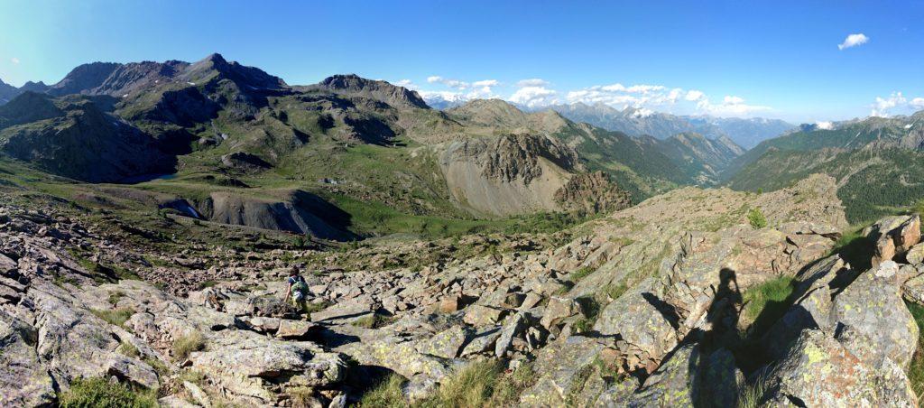 Si scende! Dal Bec, giù in direzione opposta seguendo degli ometti in direzione del lago di Raty e poi per sentiero verso valle