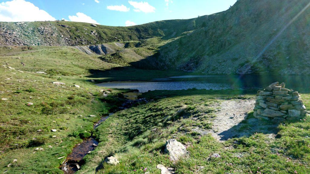 Il lago di Raty appena passato in ombra nel tardo pomeriggio