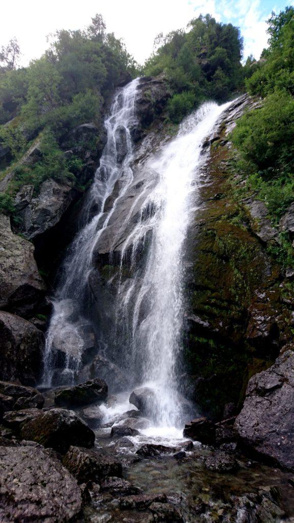 Cascata della Merdarola in tutto il suo splendore! In mezzo sembra esserci una bestiola di pietra tra le rocce....o magari la vedo solo io ;)