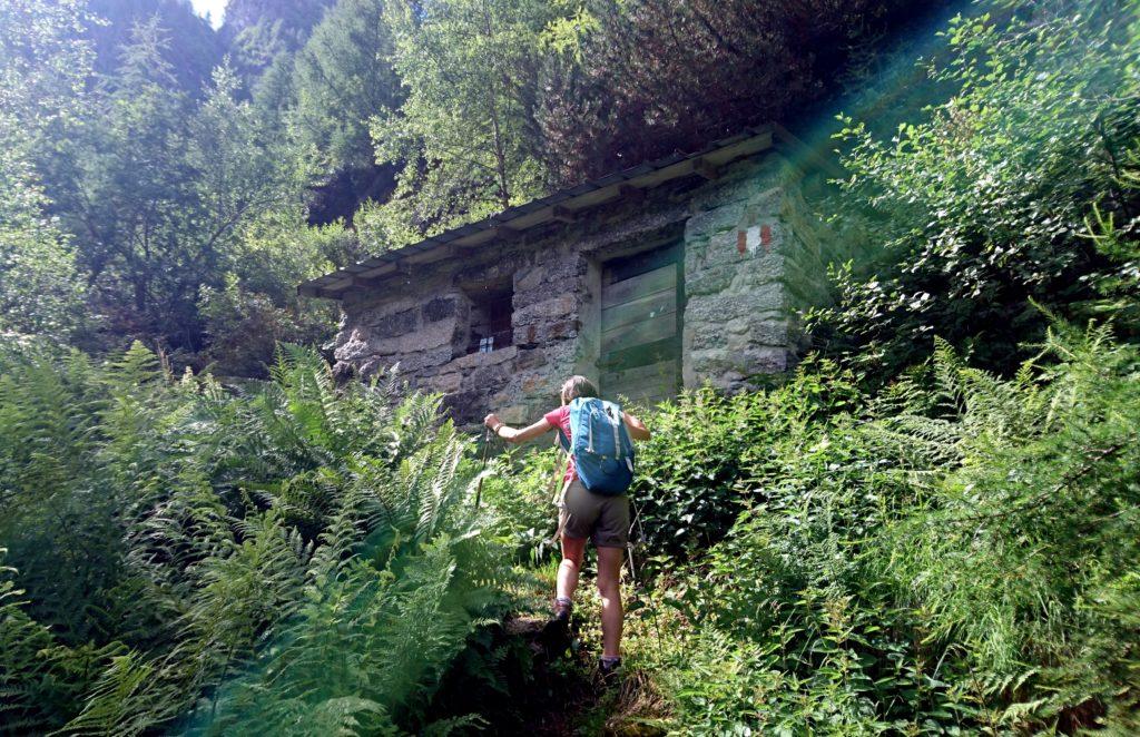 Poco a monte degli asini, dopo aver ciccato brevemente il sentiero, eccoci ad una piccola casetta in pietra che funge da rifugio per i pastori