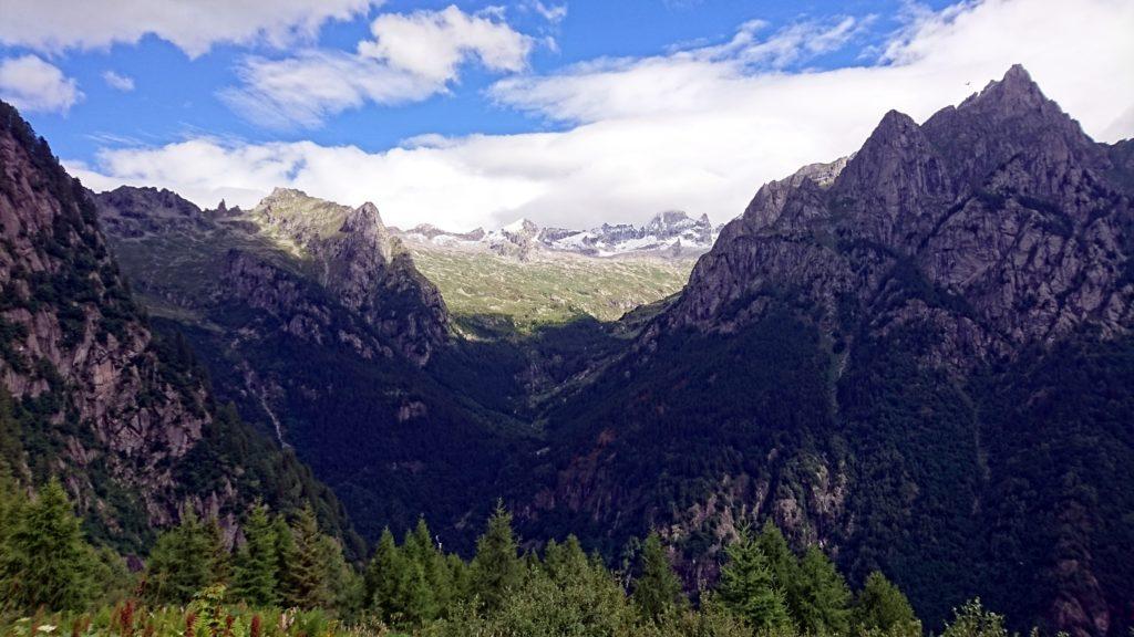 intanto, uno sguardo verso la val Porcellizzo e le sue cime, a tratti coperte da nubi...a tratti no