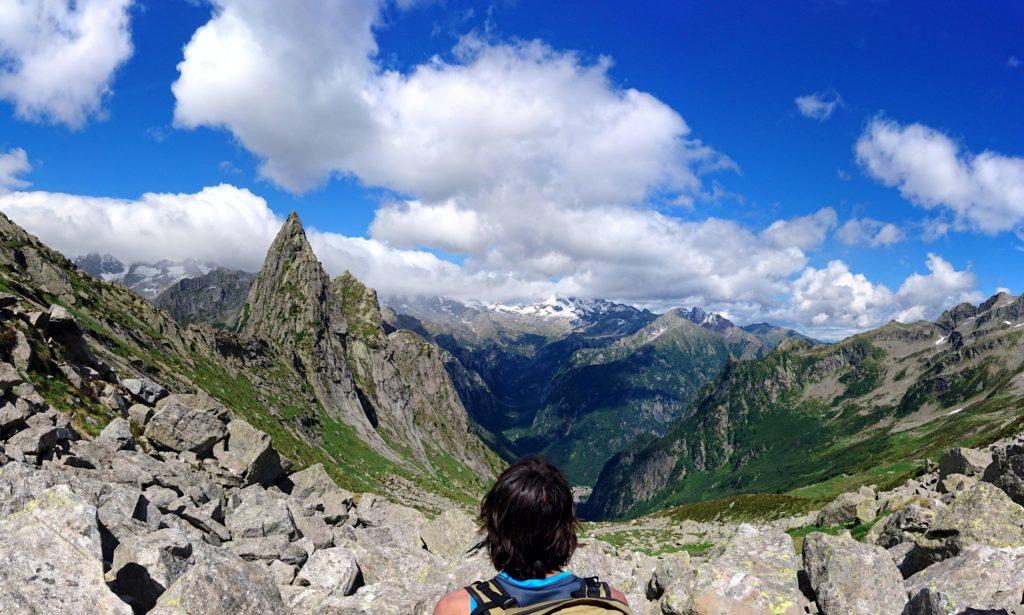 Panoramica dal nostro privilegiato punto di osservazione con io che godo della vista della val di Mello di fronte