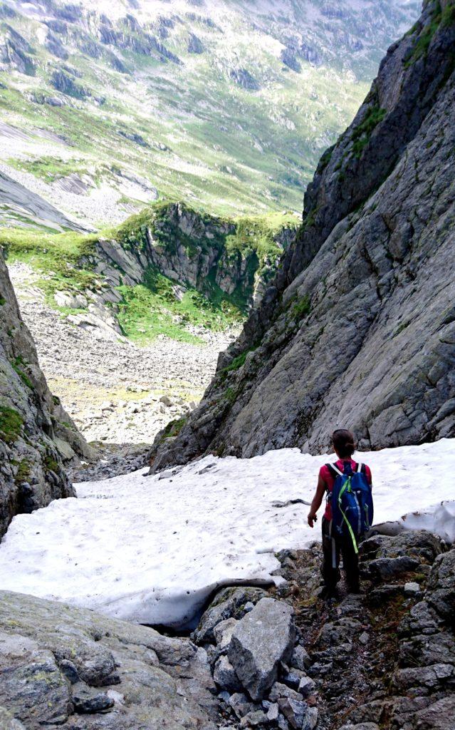 c&#039;è un lungo tratto innevato sulla bocchetta di Medaccio che discenderemo per buona parte schivando la neve a sinistra, accanto alle rocce
