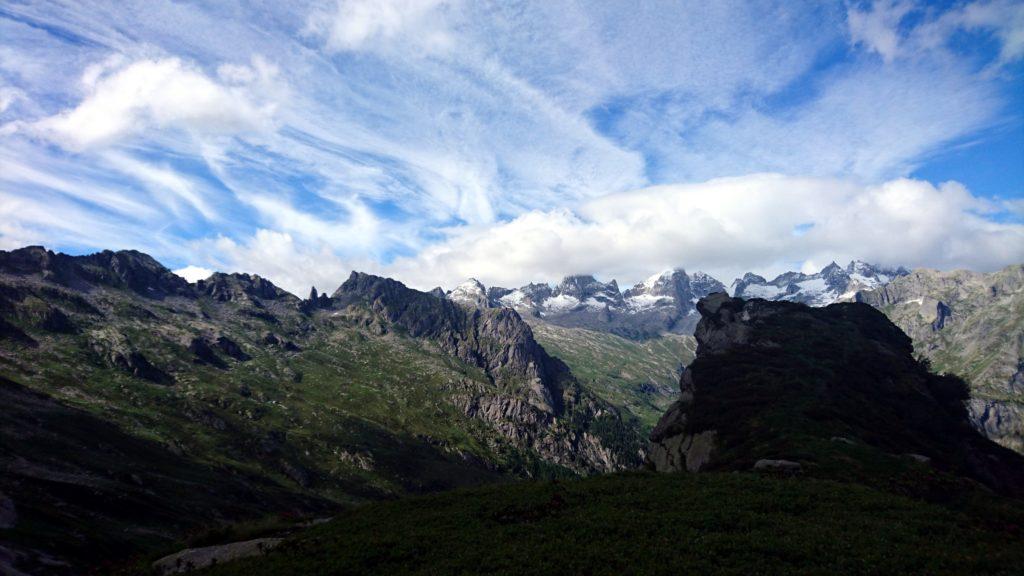 Qui siamo sul promontorio erboso poco sotto la bocchetta. Ci fermiamo 10 minuti a mangiare qualcosa prima di traversare verso il rifugio Omio