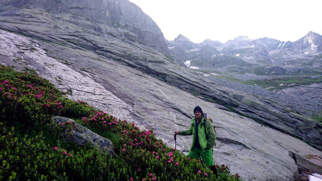 Una delle bellissime placche di granito appoggiato lungo la via che percorre la valle dell'Oro verso il rifugio Omio, dalla bocchetta di Medaccio