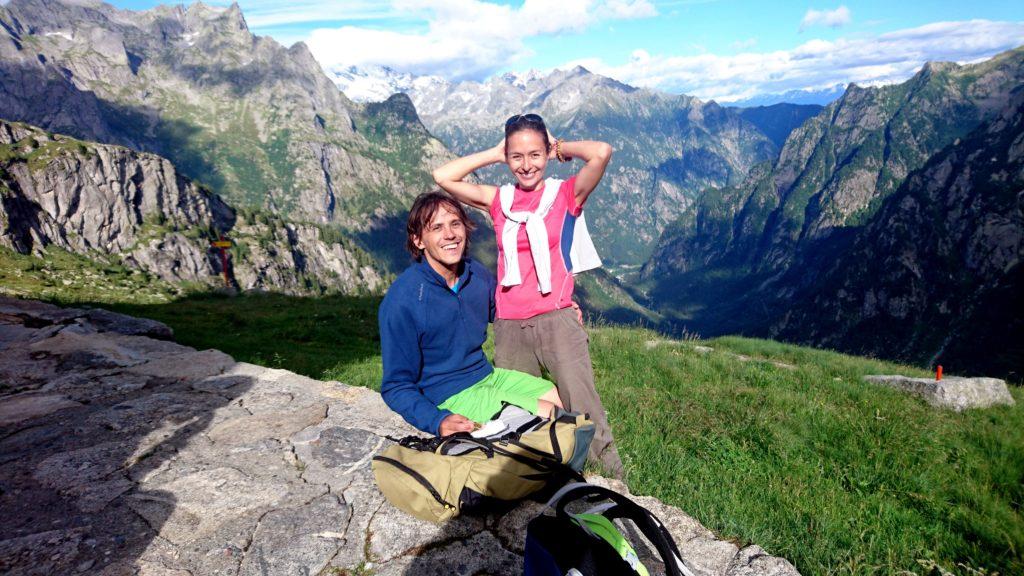 Ed eccoci infine al rifugio Omio, ormai alle 18 del pomeriggio. Approfittiamo della presenza di un paio di ragazzi che erano lì a scalare per farci fare una foto insieme