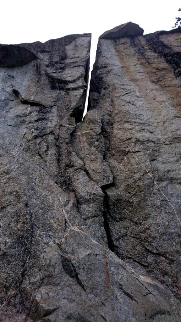 una delle incredibili placche su massoni giganti che si incontrano lungo la via di discesa dal rifugio Omio