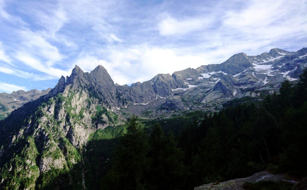 Ultimo sguardo verso il punto da cui veniamo, procedendo verso valle dal rifugio Omio