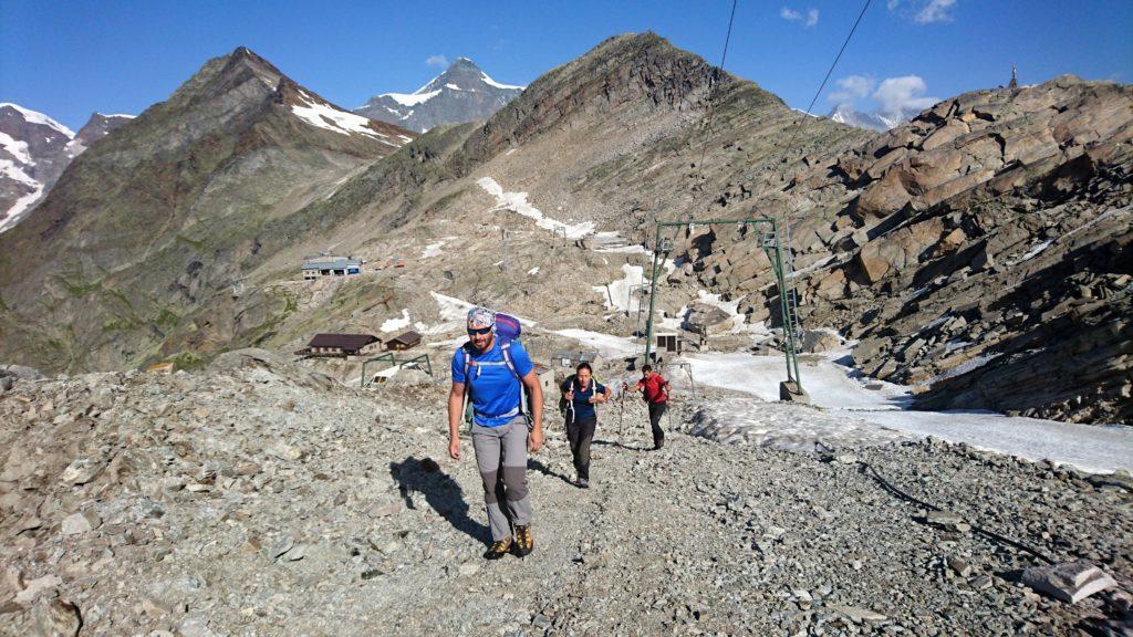 Dall'arrivo degli impianti, scendiamo nella conchetta sottostante e risaliamo lungo lo skilift dello sci estivo....quest'anno secco o quasi