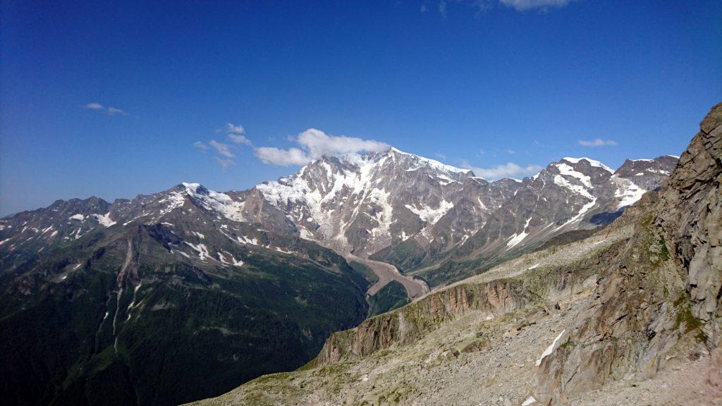 Nell'attesa di poter attaccare la via, ci gustiamo la splendida vista sul Rosa sul versante opposto al nostro