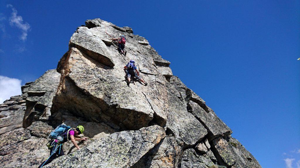 Il Niggah, in mezzo, sulla bella placca del 5° tiro. Uno dei tiri più divertenti della via