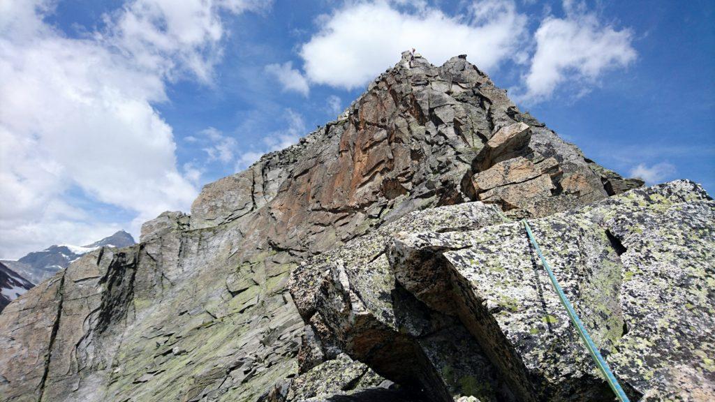 Al termine del sesto tiro, si intravede in lontananza la vetta. Mancano però ancora un paio di tiri reali e qualche roccetta