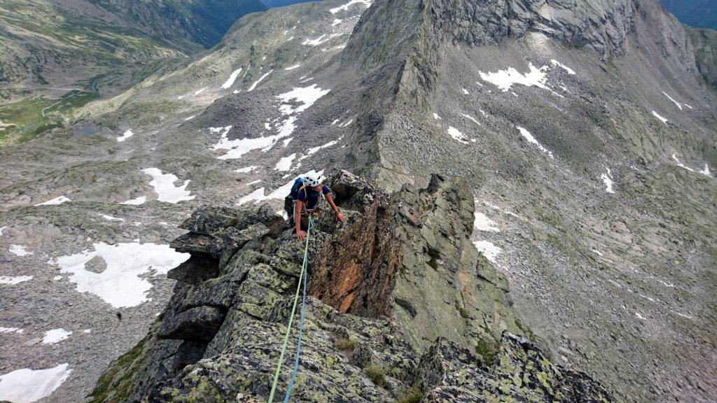 Erica rimonta in cresta al termine dell'ottavo tiro. Ci aspetta solo l'ultima placca e poi abbiamo finito le difficoltà