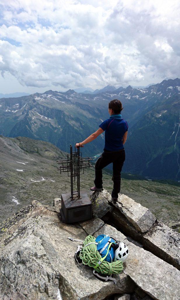 Erica si gode il panorama dalla cima