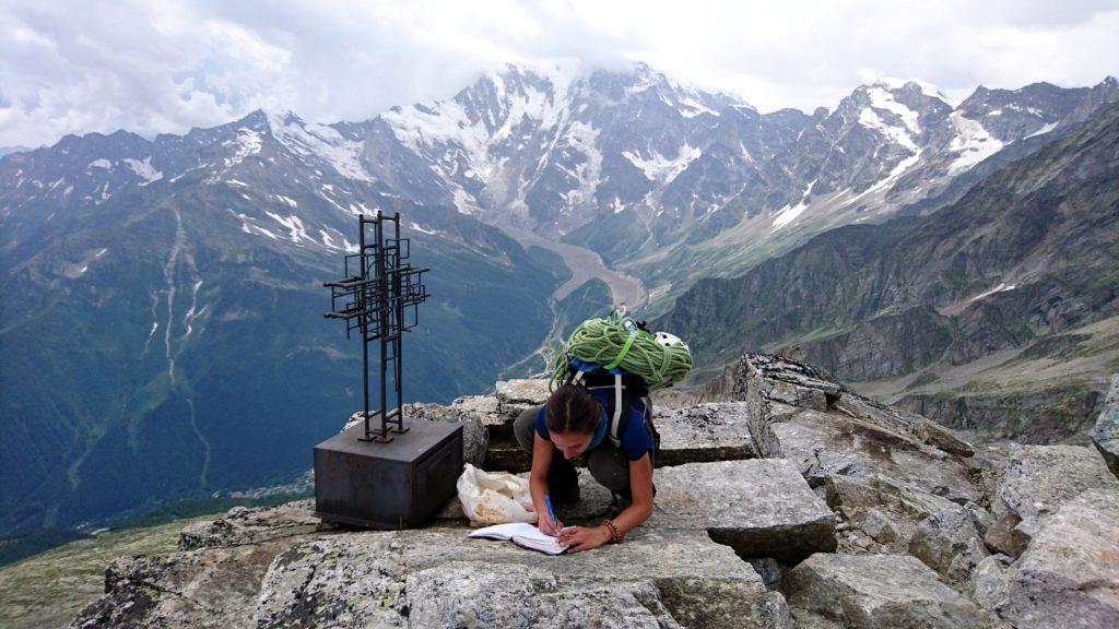 Prima di tornare a valle, due righe sul libro di vetta, a ricordo del nostro passaggio