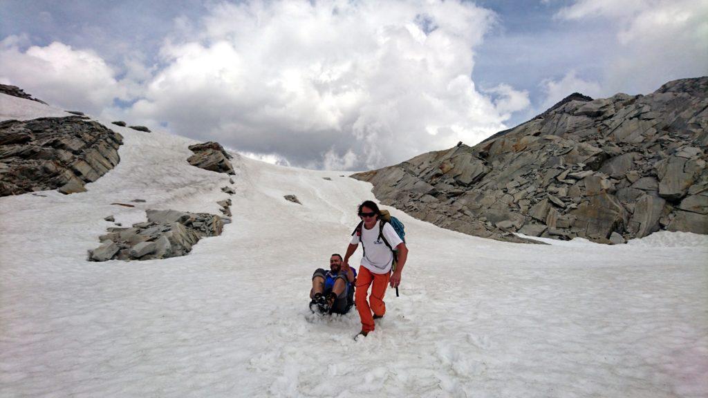 Scendiamo poi questo breve pendio di neve sfruttando il sacchetto della monnezza portato dal Niggah a mo&#039; di bob