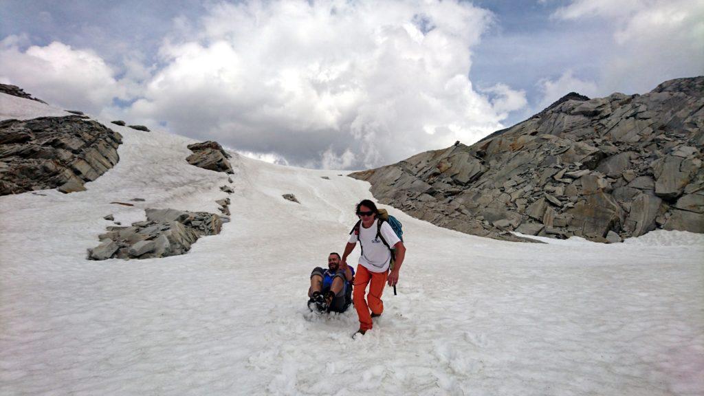 Scendiamo poi questo breve pendio di neve sfruttando il sacchetto della monnezza portato dal Niggah a mo' di bob