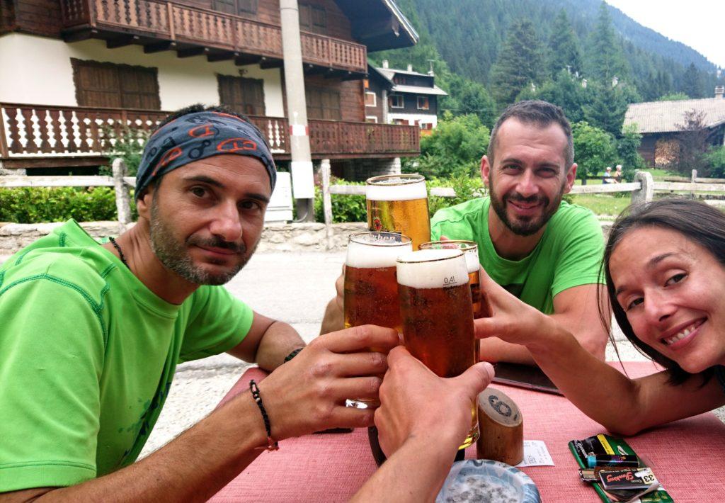 Immancabile birra di festeggiamento una volta ridiscesi a Macugnaga! Oggi c&#039;è anche la festa del paese e quindi faremo almeno un secondo giro di birra