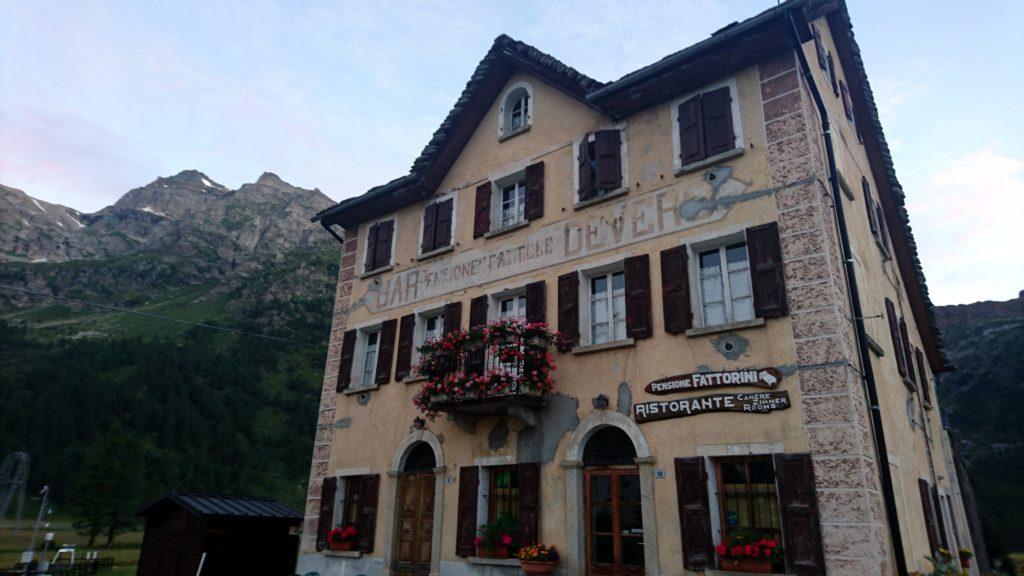 La splendida pensione Fattorini alla piana di Devero, poco dopo l'alba