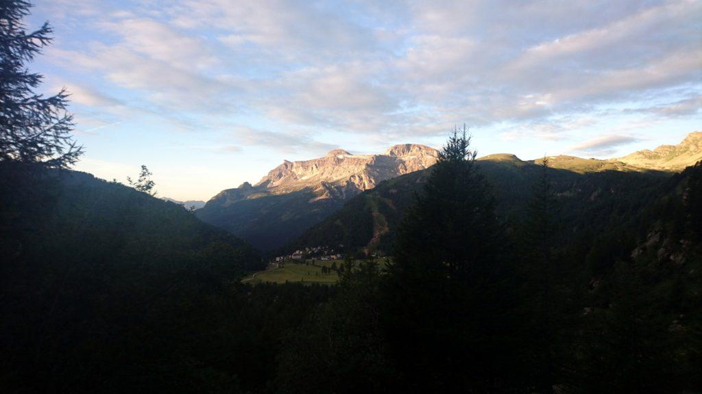 Sguardo verso Devero e con il Cistella e il Pizzo Diei che prendono il primo sole