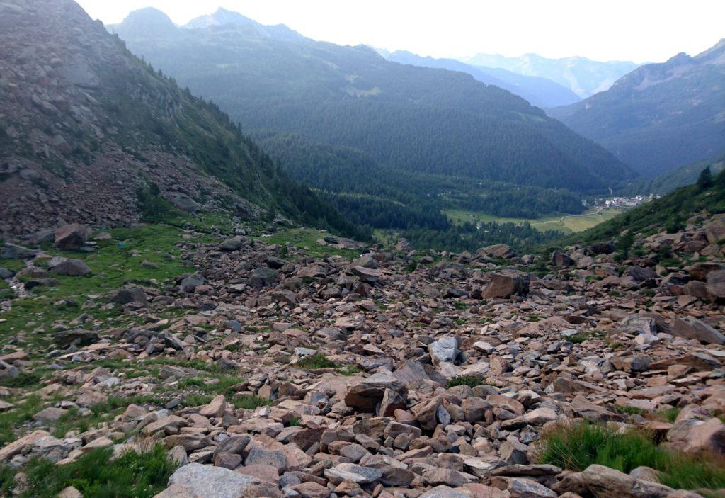 Vista dalla pietraia a monte dei piani della Rossa, qualche minuto prima della deviazione che dovremo seguire