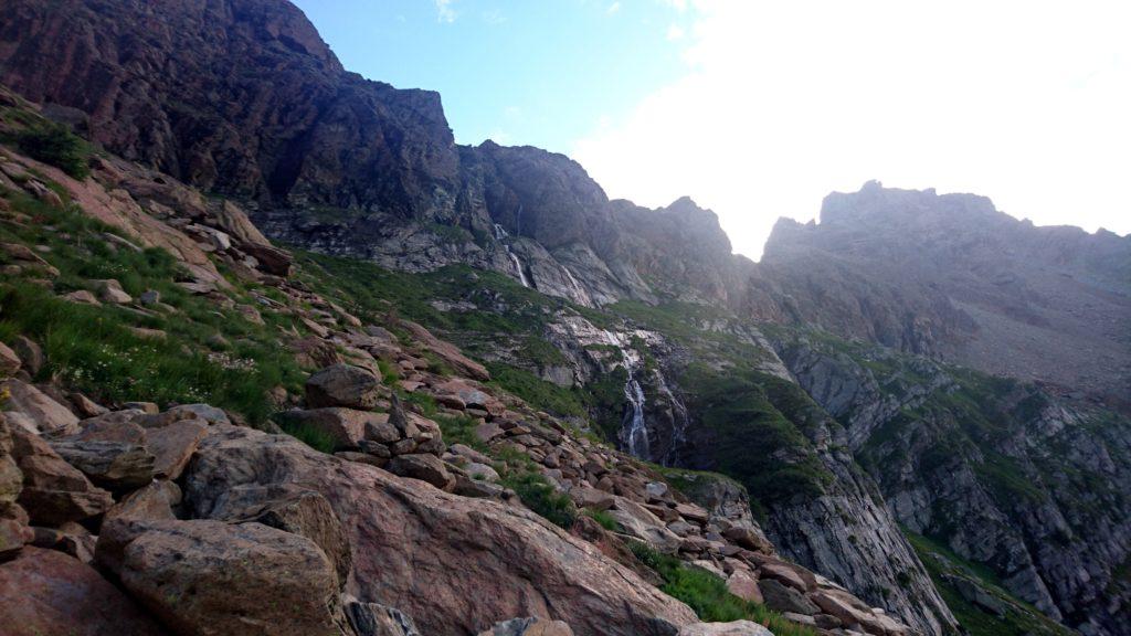 Alla nostra destra, si vedono le cascate che abbiamo aggirato. Bisogna salire ancora un pezzettino prima di deviare a destra