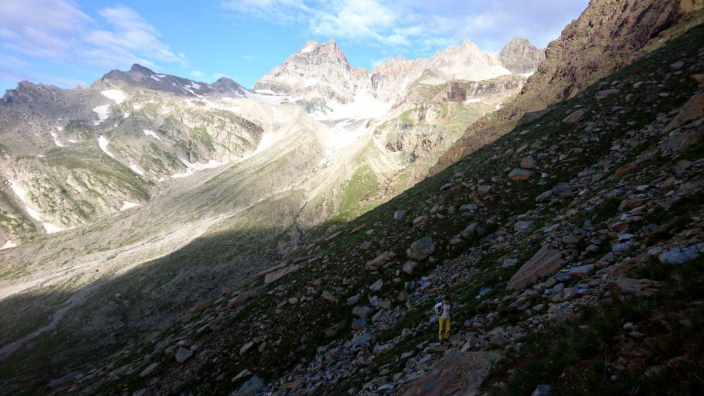 Si traversa poi a destra in direzione di un'altra cengia erbosa superando un canale pieno di detriti