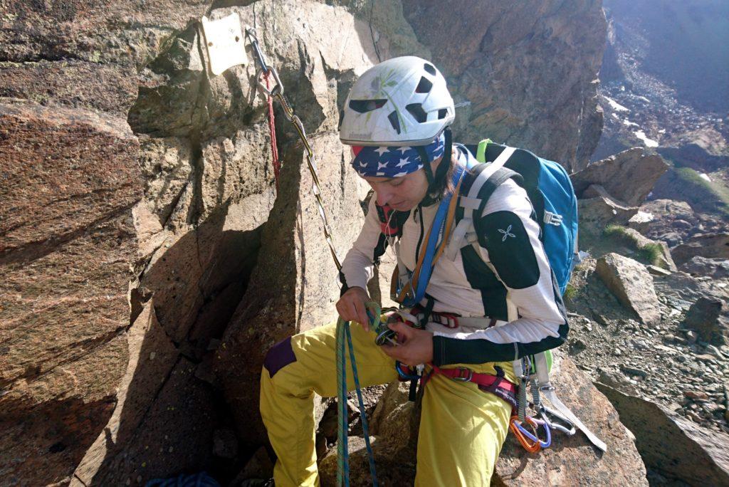 L'attacco è segnalato da una targa e da una scritta su roccia alla sua destra con una R e una freccia verso sinistra che indica il punto dove salire